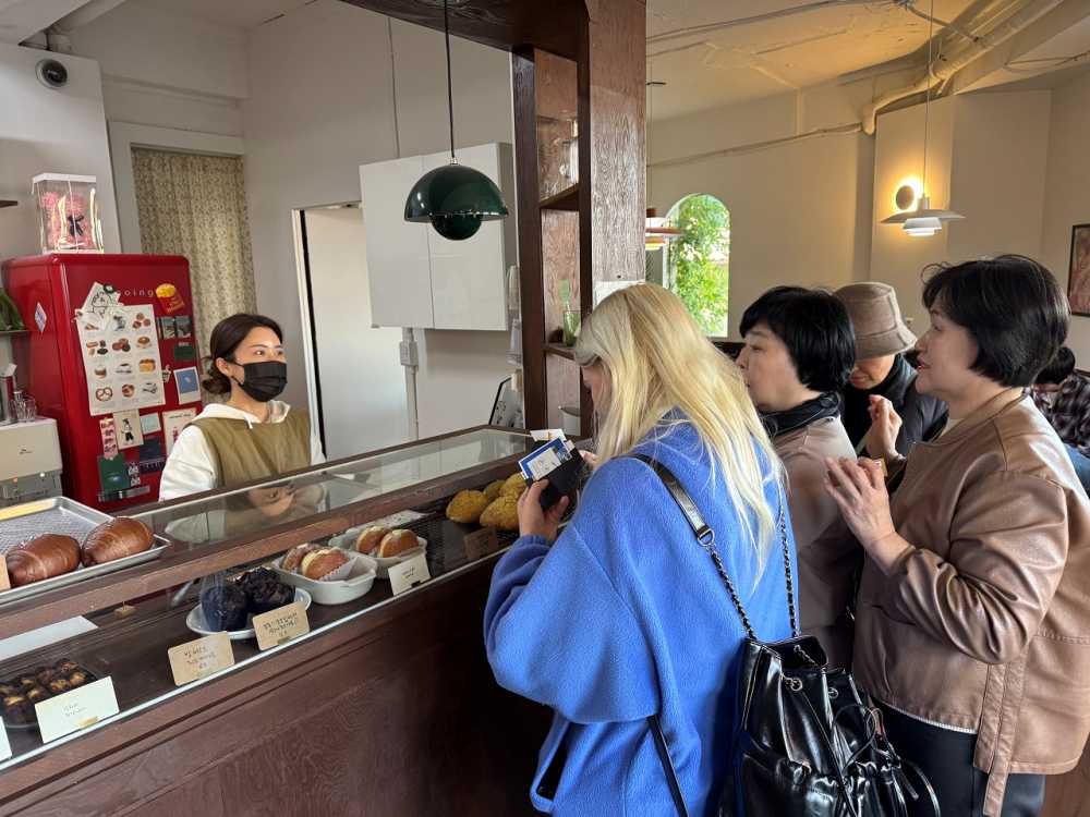 ▲미식탐정단 참여자들이 맛집 사장님께 맛의 보석을 찾기 위해 탐문중이다. ⓒ순천시