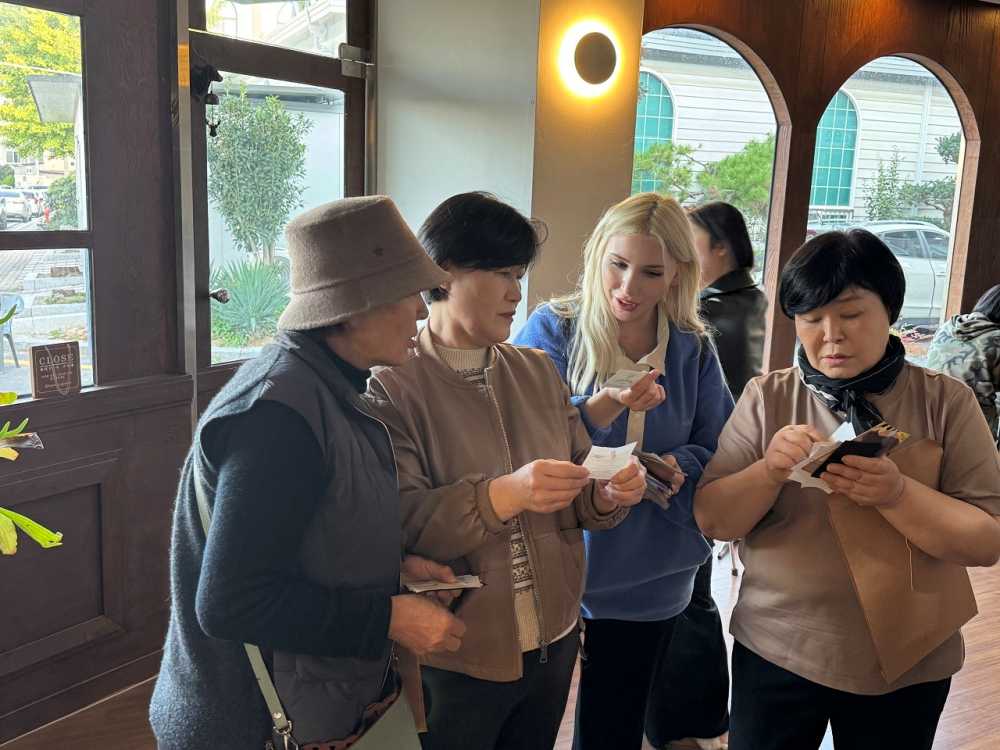 ▲미식탐정단 참여자들이 원도심 맛집을 탐방하며 미션을 수행중이다. ⓒ순천시