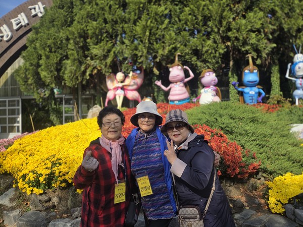 ▲ 국화 꽃을 보며 즐거운 시간을 시간을 보내고 있는 모습 ⓒ문수종합사회복지관