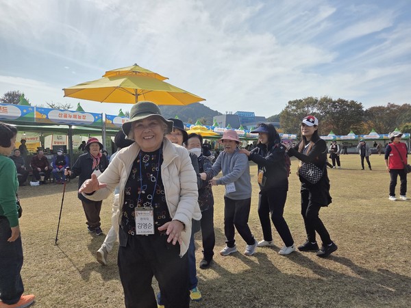 ▲ 행사장  축제 이벤트에 참여하고 있는 지역주민의 모습 ⓒ문수종합사회복지관