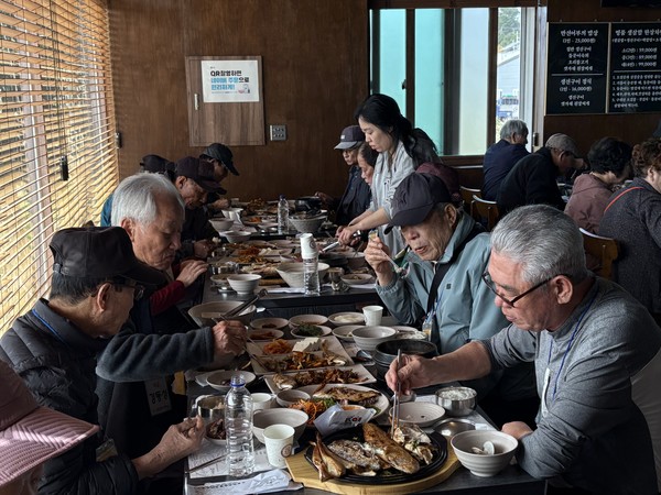 ▲‘방방곡곡 행복 밥상’ 어르신 식사 모습 ⓒ문수종합사회복지관