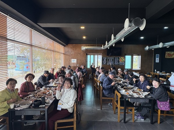 ▲‘방방곡곡 행복 밥상’ 어르신 식사후 단체 모습 ⓒ문수종합사회복지관