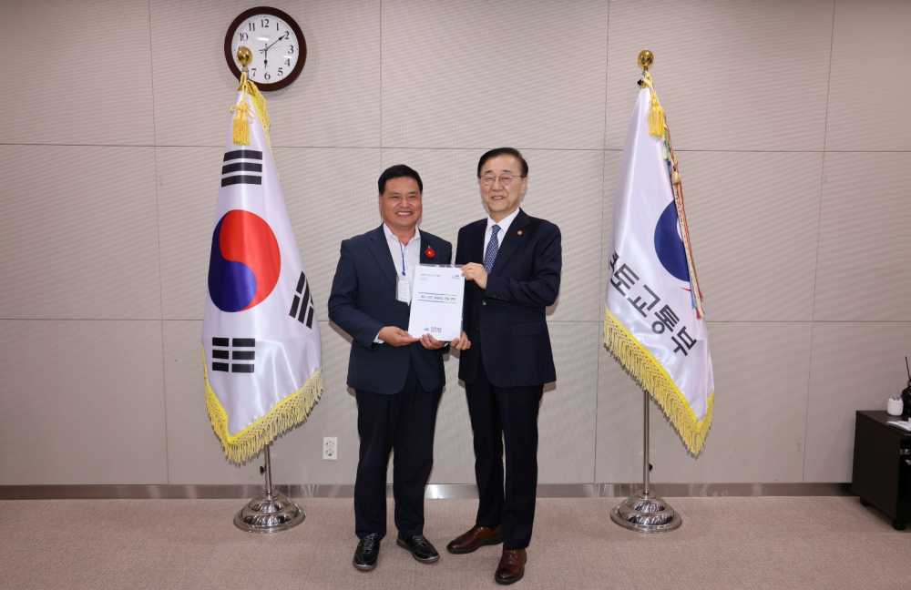 ▲여수-순천 고속도로 건설을 촉구하는 건의서를 전달했다. ⓒ전라남도의회