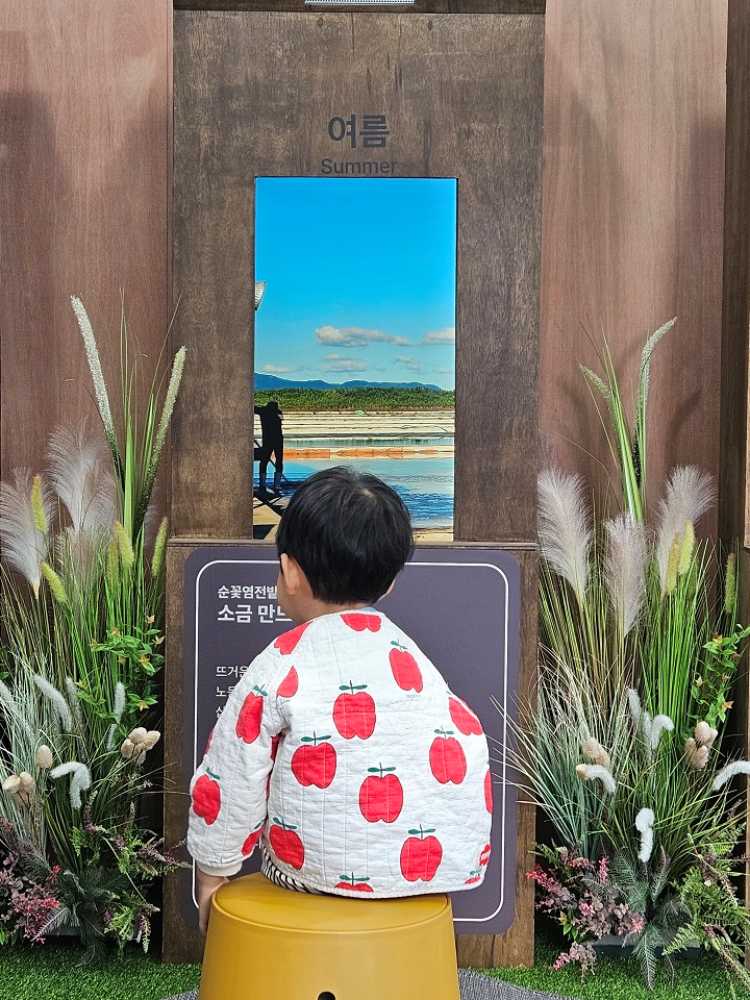 ▲ 관람객이 순천의 사계를 ‘소리’로 느낄 수 있는 사운드 체어 체험을 하고 있다 ⓒ순천시