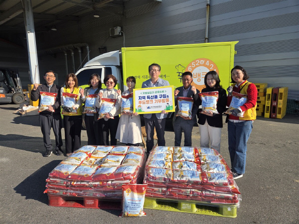 ▲노인맞춤돌봄서비스 대상자 중 저소득층 및 취약계층 어르신들에게 전달하였다. ⓒ문수종합사회복지관