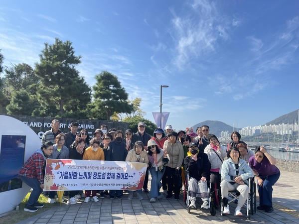 ▲ 웅천 장도섬 입구에서 이용자와 활동지원사들 