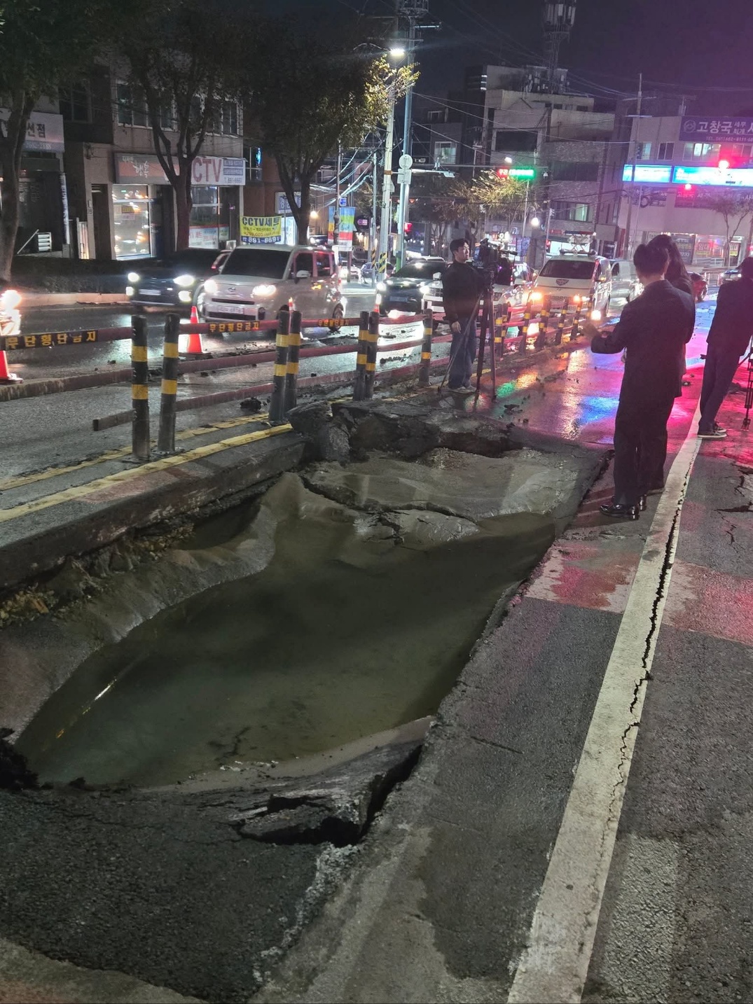 ▲ 웅천-신기동 방면 1차선 도로 침하 현장 ⓒ이석주 의원 페이스북 
