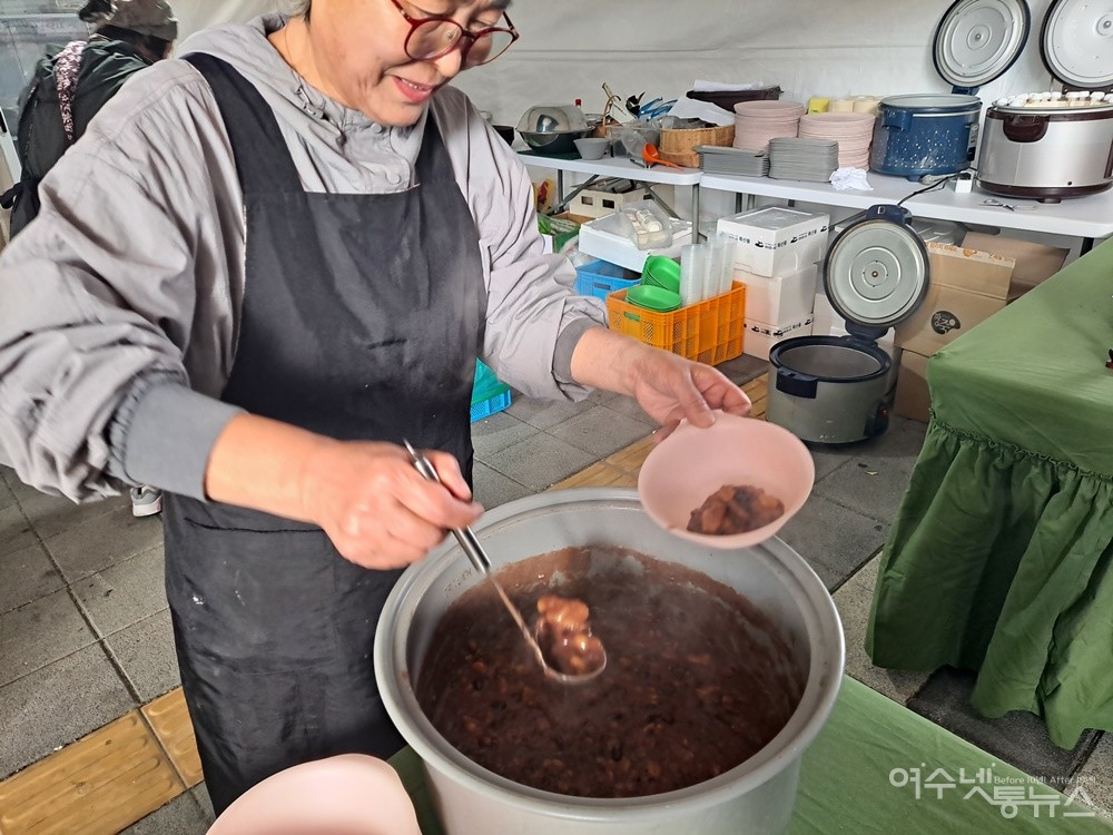 ▲ ‘섬슐랭페스타’에서 선보인 손죽도 ‘빼깽이죽’이다. 여수를 찾은 관광객들에게 나눠주고 있다. ⓒ조찬현