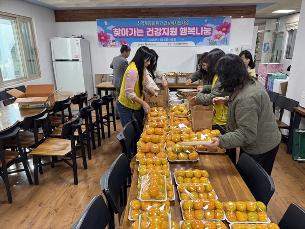 ▲ 건강식품꾸러미를 포장하는 모습 ⓒ쌍봉종합사회복지관