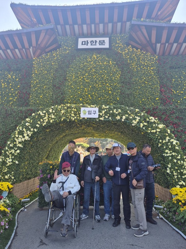 ▲ 소년감성으로 가을을 즐기고 있는 참여자들  ⓒ여수시장애인종합복지관