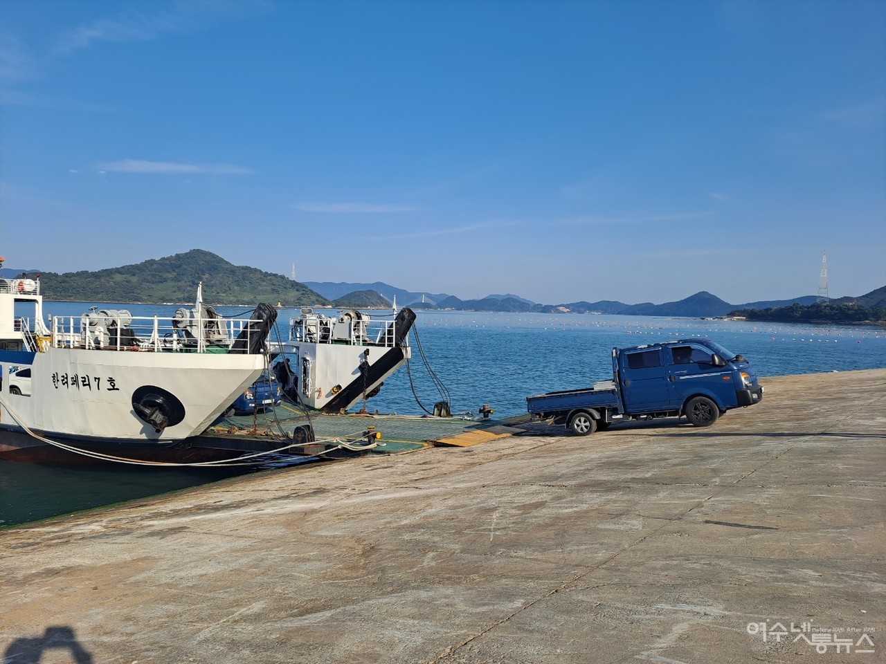 ▲ 6일 오후 여수 개도에서 출발 백야도로 가는 여객선에 트럭이 승선하고 있다. ⓒ조찬현