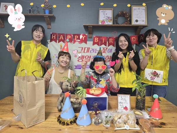 ▲ 생일축하파티를 한 후, 이용자와 직원들의 기념 촬영 ⓒ쌍봉종합사회복지관