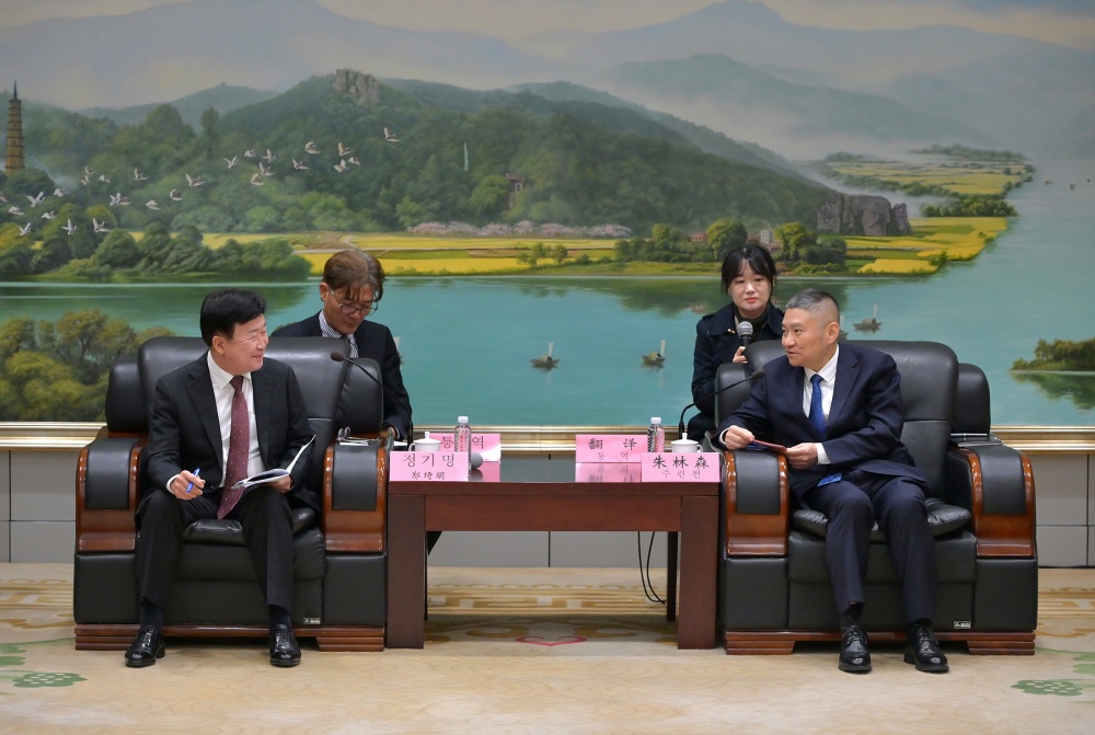 ▲리수이시를 방문한 정 시장은 주린썬 시장과 면담을 갖고 섬박람회 기간 리수이 대표단의 참가 의사를 확인했으며 실질적인 지원 협력을 위한 참가 의향서도 체결했다.  ⓒ여수시