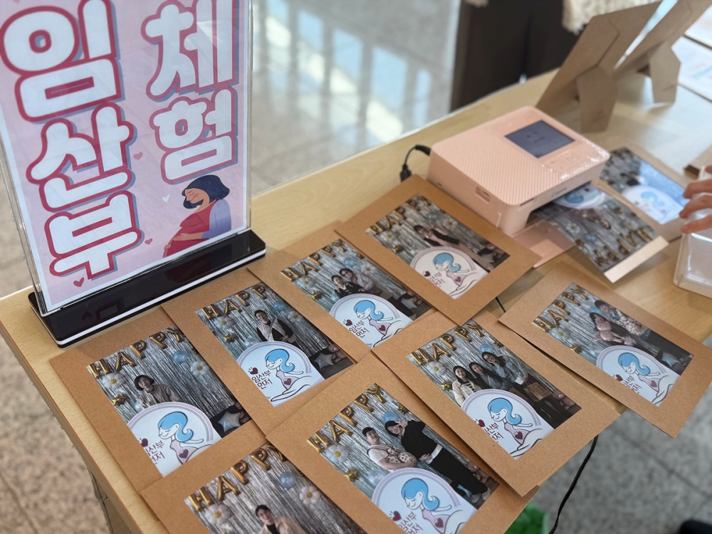 ▲지난 6일 여수문화홀에서 열린 제20회 임산부의 날 기념행사가 ‘육아공감 힐링코미디쇼 투맘쇼’ 공연과 함께 성황리에 마무리됐다고 밝혔다. ⓒ여수시