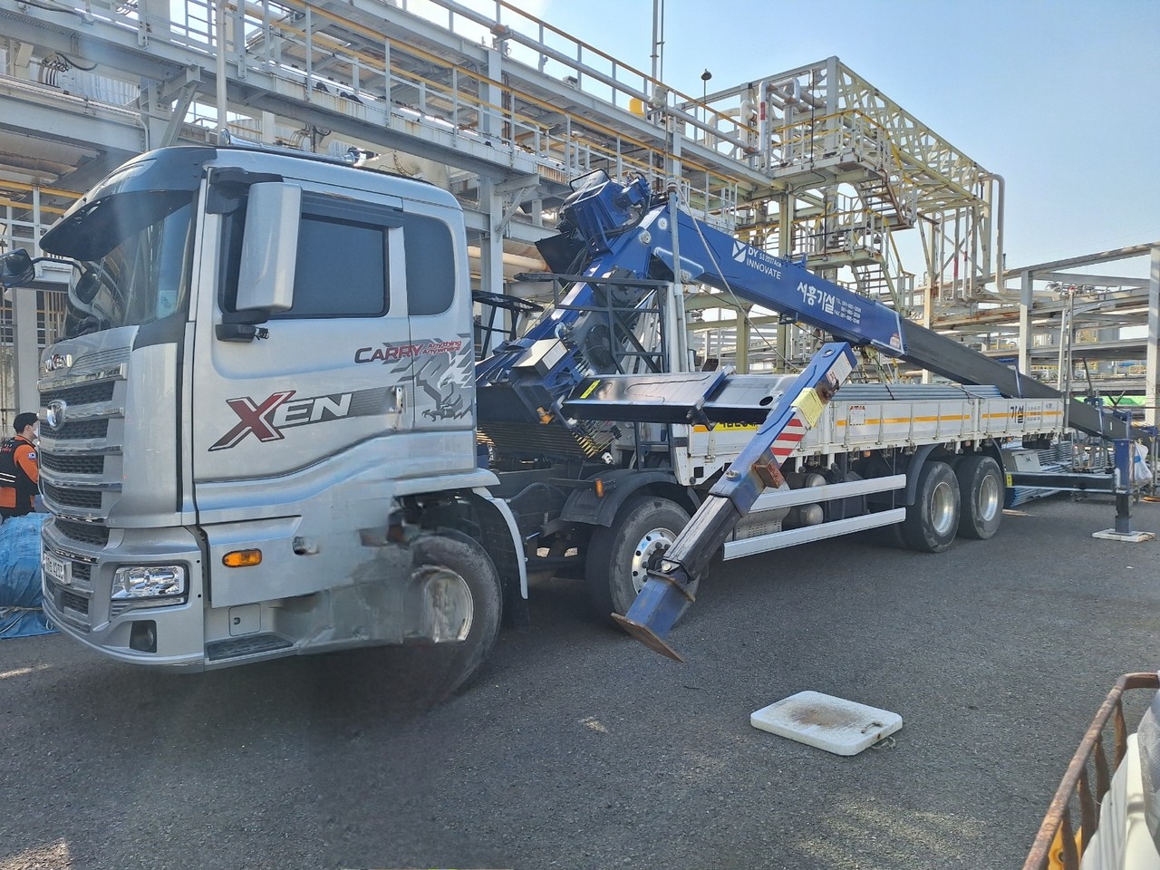 ▲ 여수 국가산단 내 한 화학공장서 카고크레인이 넘어졌다. ⓒ여수소방서 제공