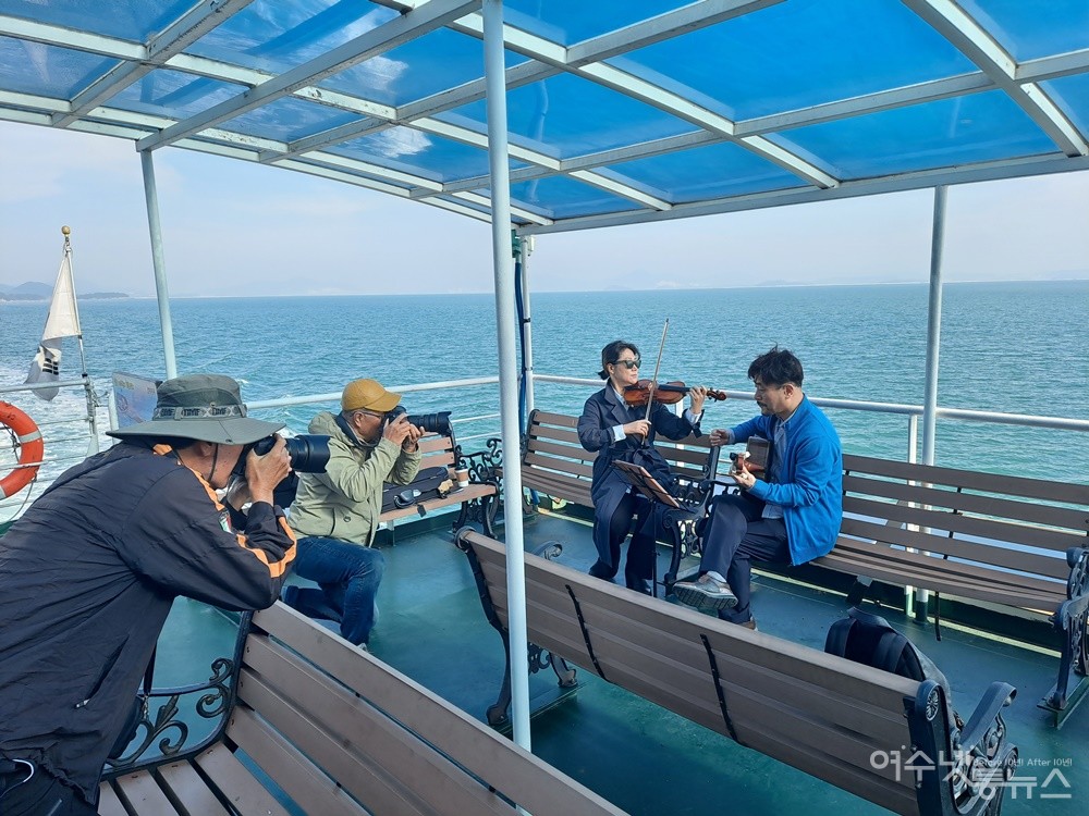 ▲ 여수 백야도에서 개도로 향하는 배 위에서 바이올린 이은주, 클래식기타 박두규 씨의 즉흥 선상 공연이 열렸다. ⓒ조찬현