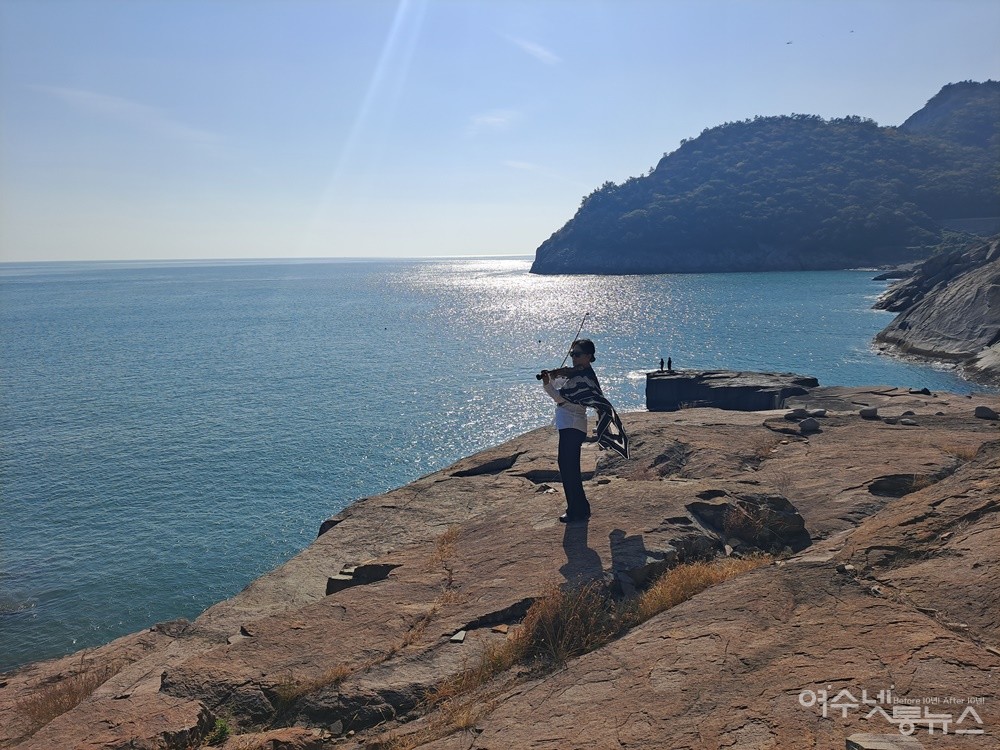 ▲ 이은주 바이올리니스트는 청석포 바위 무대에서 ‘홀로 아리랑’을 연주했고, 저 멀리 갯바위에 강태공은 윤슬을 보석인 양 낚아 올렸다. ⓒ조찬현