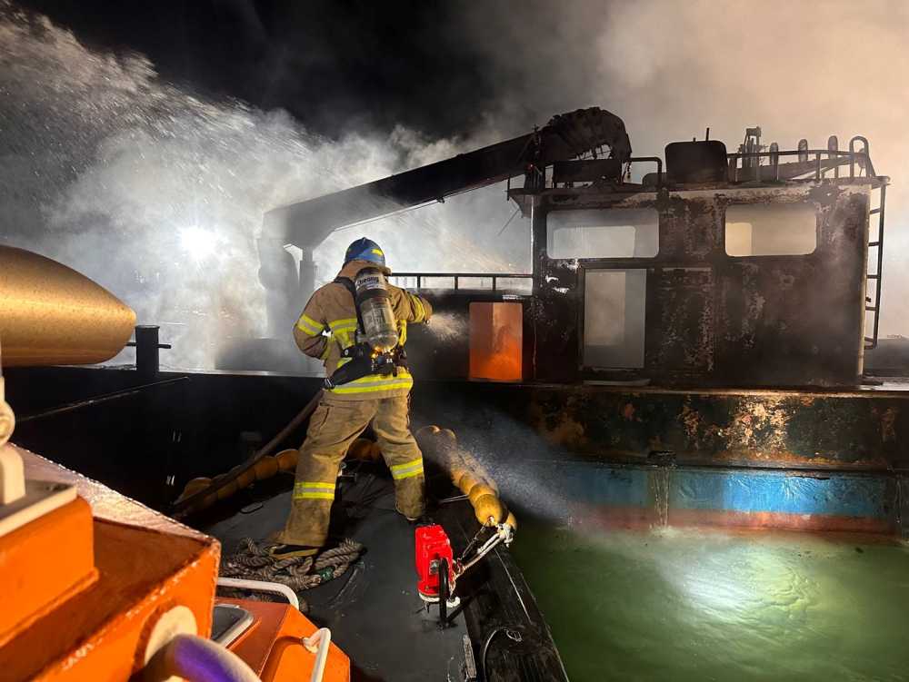 ▲유병욱 경장이 화재를 진압하고 있는 모습 ⓒ여수해양경찰서