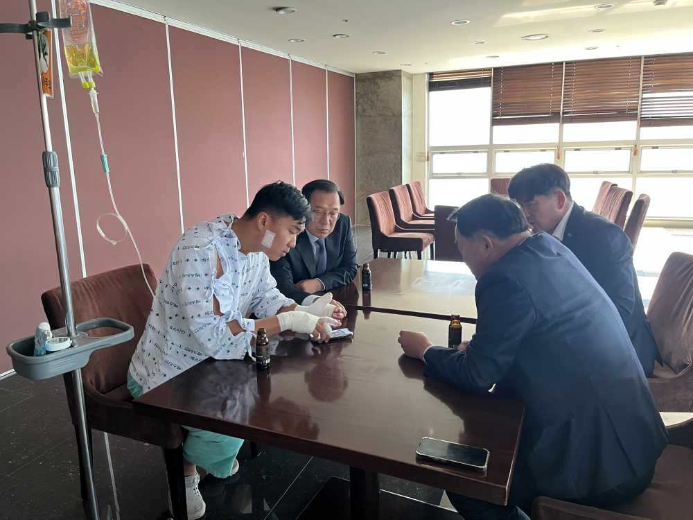 ▲부상 대원들을 위문하고 빠른 회복을 기원했다. ⓒ여수소방서