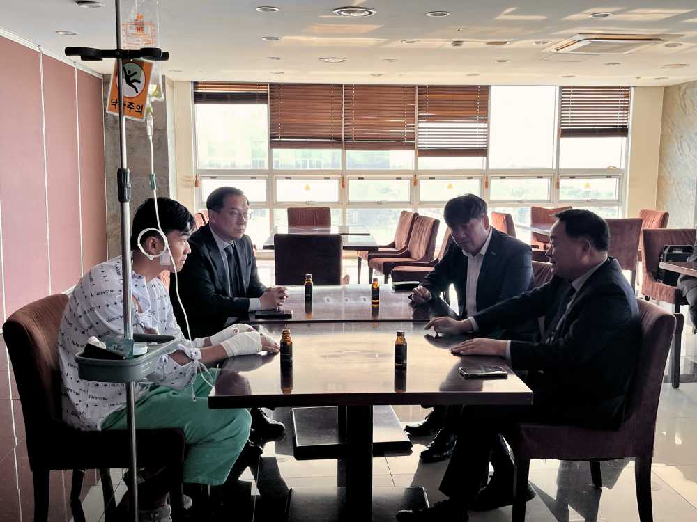 ▲부상 대원들을 위문하고 빠른 회복을 기원했다. ⓒ