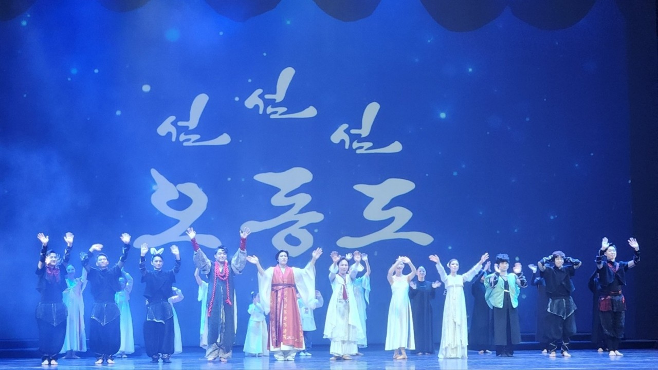 ▲커튼콜감사인사 하며 관객들의 박수갈채를 받는다 ⓒ김용자