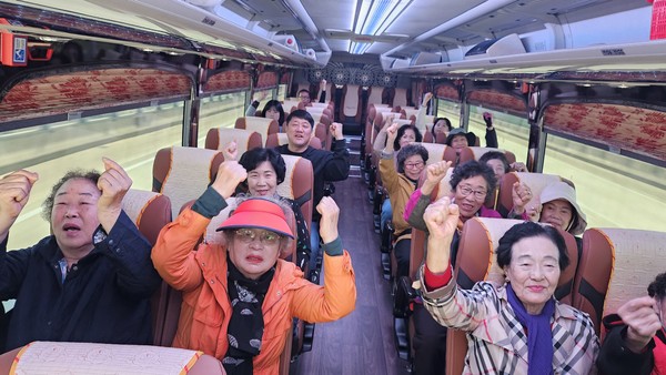 ▲ 버스안에서의 설레이는 표정