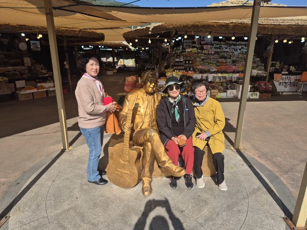 ▲  화개장터를 구경하며 기쁜 표정으로 한컷