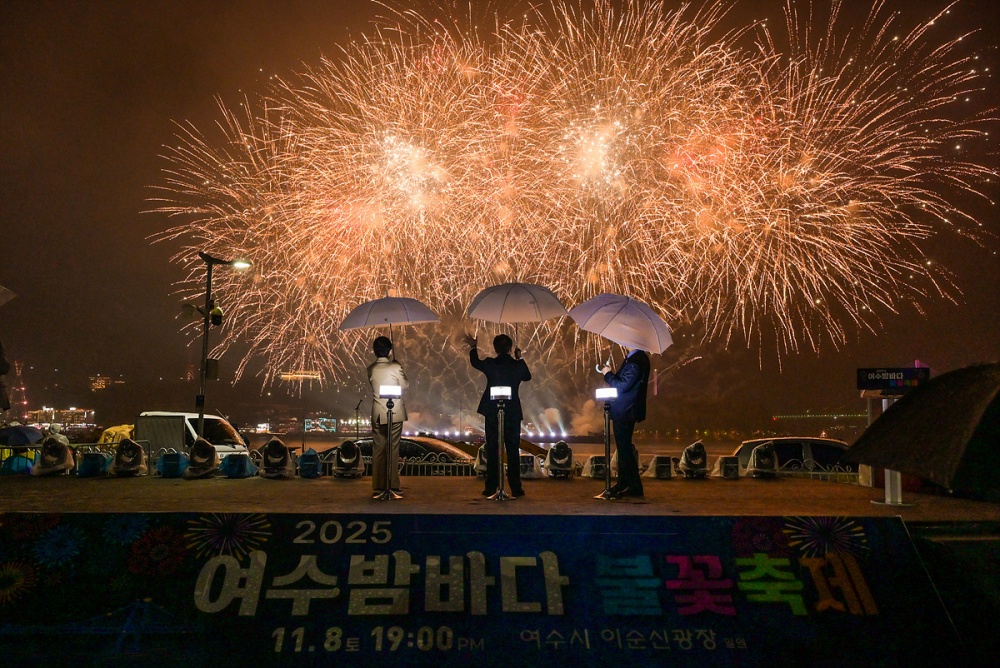 ▲ 지난 8일 이순신광장 및 장군도 앞 해상에서 개최된 ‘2025 여수밤바다 불꽃축제’ ⓒ여수시