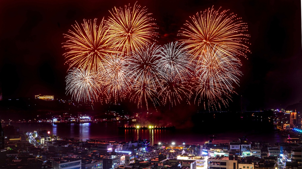 ▲ 지난 8일 이순신광장 및 장군도 앞 해상에서 개최된 ‘2025 여수밤바다 불꽃축제’ ⓒ여수시