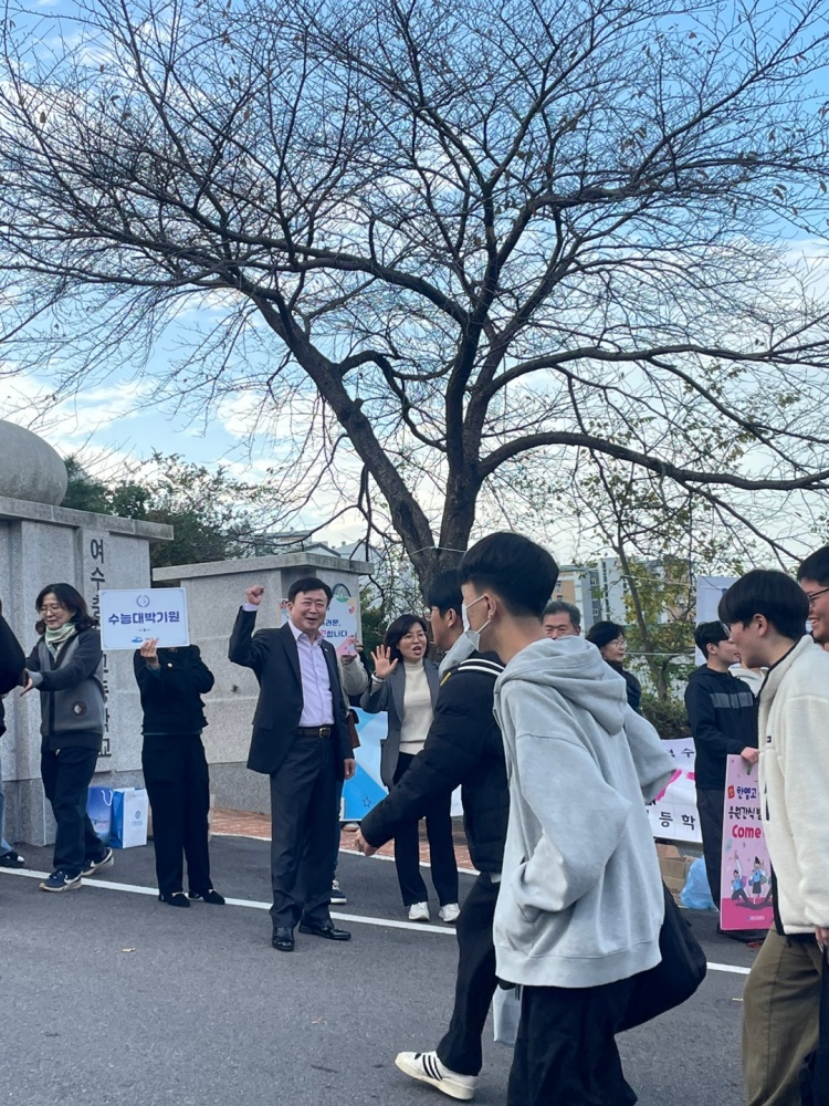 ▲ 2025학년도 대학수학능력시험 당시 정기명 시장 수험생 응원 현장(여수충무고) ⓒ여수시