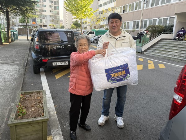 ▲ 겨울이불울 전달하는 모습 ⓒ쌍봉종합사회복지관