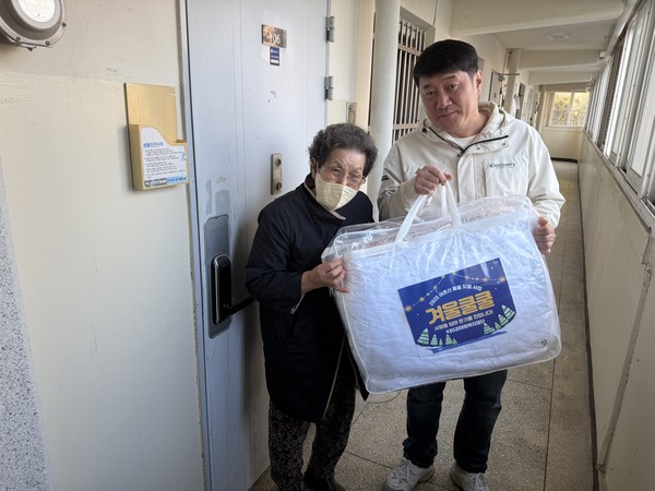 ▲겨울이불울 받고 기뻐하는 어르신 ⓒ쌍봉종합사회복지관