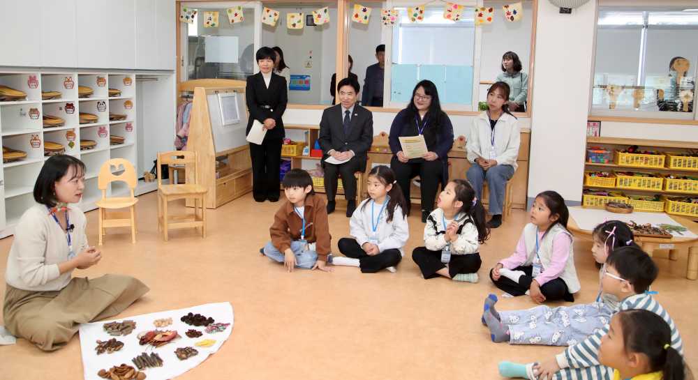 ▲11일 여수 도원초등학교병설유치원에서 ‘함께 만드는 숲 놀이터’를 주제로 한 유아 2030교실 수업공개가 진행되고 있다. ⓒ전라남도교육청