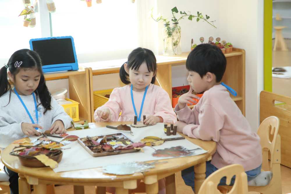 ▲ 11일 여수 도원초등학교병설유치원에서 ‘함께 만드는 숲 놀이터’를 주제로 한 유아 2030교실 수업공개가 진행되고 있다. ⓒ전라남도교육청