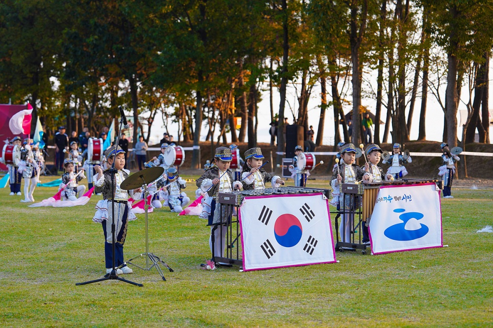 ▲지난 7일 웅천친수공원에서 ‘제25회 여수마칭페스티벌’이 약 3,000명의 시민과 관광객이 참여한 가운데 성황리에 개최됐다. ⓒ여수시