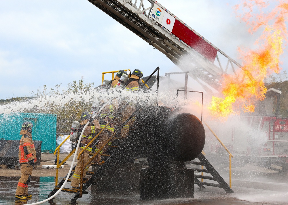 ▲ GS칼텍스 임직원들이 소방훈련대회에 참가하여 실전을 방불케 하는 화재진압 훈련을 하고 있다. ⓒGS칼텍스