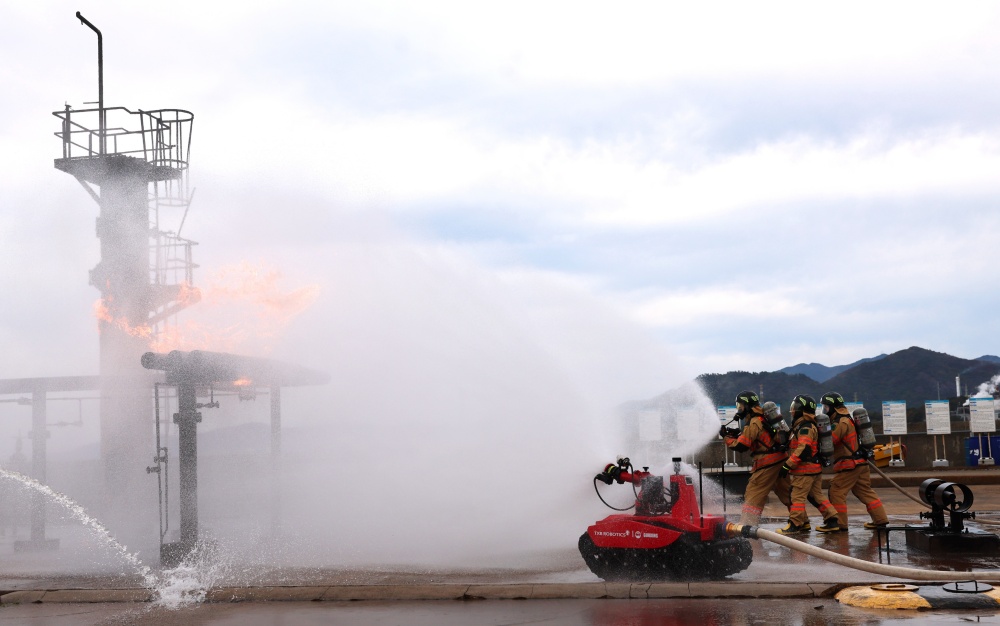 ▲ GS칼텍스 임직원들이 소방훈련대회에 참가하여 실전을 방불케 하는 화재진압 훈련을 하고 있다. ⓒGS칼텍스