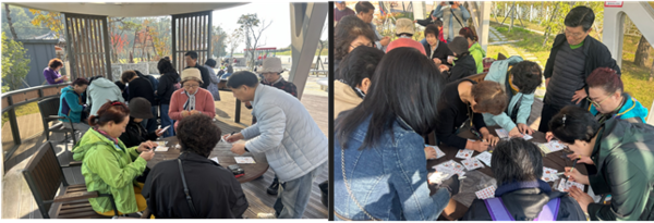 ▲ 자원봉사자들이 수어 키링을 만들고, 의견을 나누고 있다. ⓒ여수시장애인종합복지관 