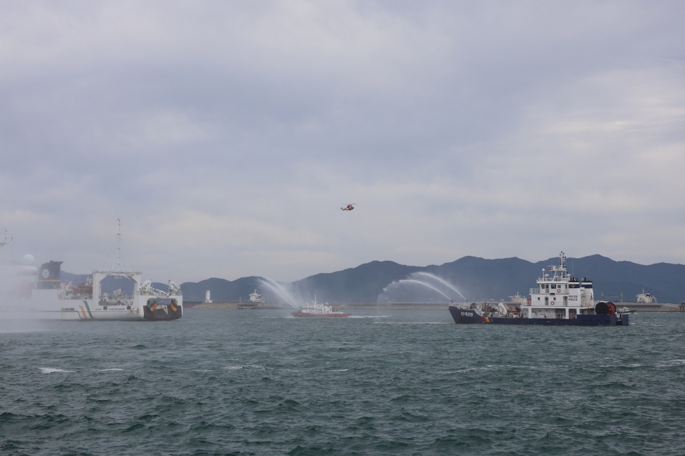 ▲여수해경 방제함에서 소화포 이용 모의선 화재를 진압하는 모습 ⓒ여수해양경찰서