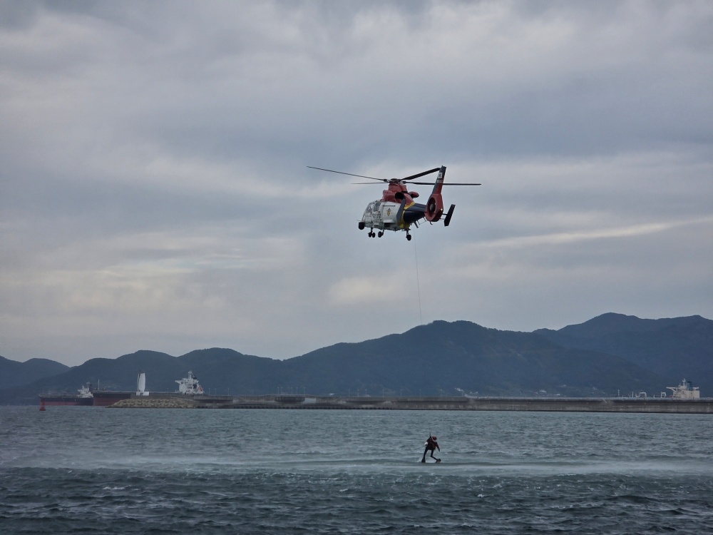 ▲해양경찰 구조헬기에서 호이스트를 이용 익수자 구조장면을 시연하고 있다. ⓒ여수해양경찰서