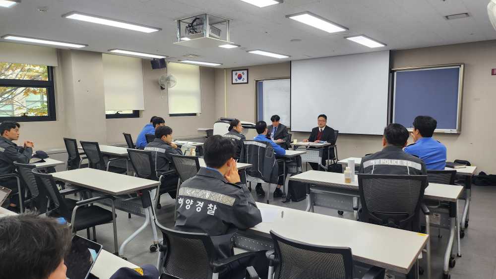 ▲간부후보 교육생들과 질의응답 시간을 갖고 있는 해상보안대학교 교수들 ⓒ해양경찰교육원