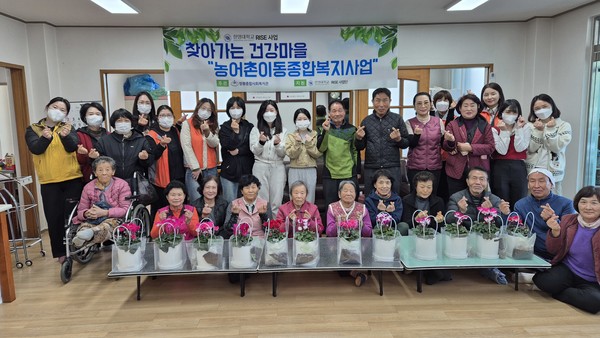 ▲RISE사업단 참여자와 석교마을어르신들과 함께 단체사진 촬영 ⓒ쌍봉종합사회복지관