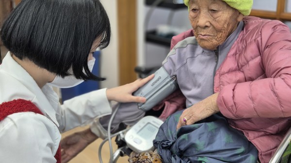 ▲한영대학교 간호학과 학생이 마을 어르신에게 혈압 검사를 하고 있다. ⓒ쌍봉종합사회복지관