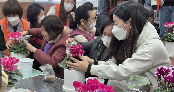 ▲한영대학교 사회복지학과 학생들이 원예프로그램을 진행하는데 도와주고 있다 ⓒ쌍봉종합사회복지관