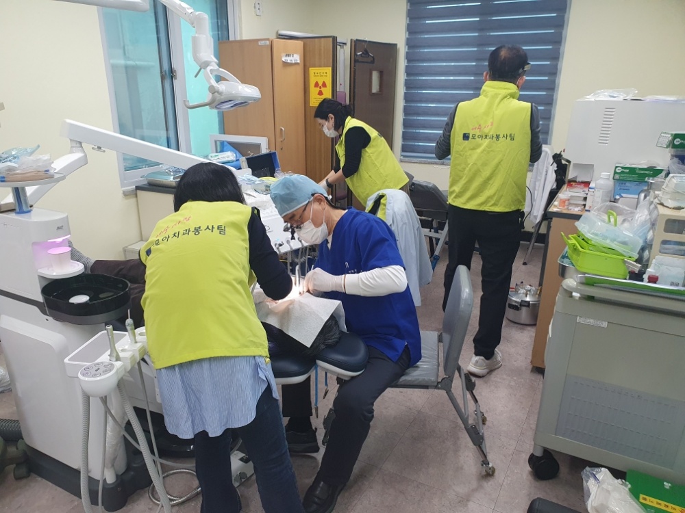 ▲여수모아치과병원 의료봉사단이 지난 12일 의료서비스에 취약한 삼산면 도서민을 위한 의료나눔 봉사활동을 진행했다. ⓒ여수시