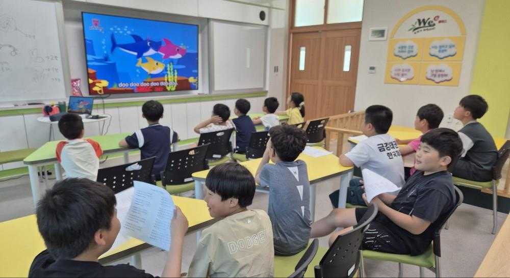 ▲학생들이 이중언어 강사와 함께 ‘노래로 배우는 이중언어’ 동아리 활동에 참여하고 있다. ⓒ전라남도교육청