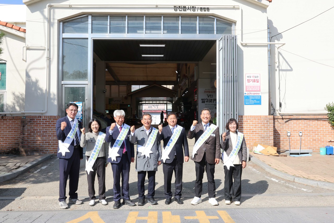 ▲‘전통시장 장보기·캠페인’ ⓒ전남도의회