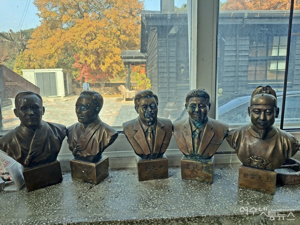 ▲ 우측-좌측으로 세종대왕, 노무현 대통령, 김대중 대통령, 백범 김구 흉상(2개)이다. ⓒ조찬현