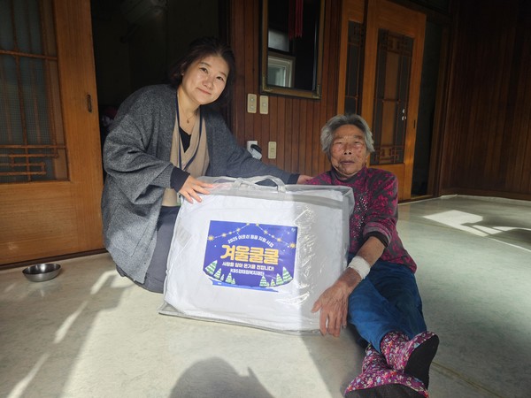 ▲이불을 제공받으신 대상자 ⓒ 소라종합사회복지관