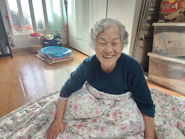 ▲이불을 후원받으시고 기뻐하시는 대상자 ⓒ소라종합사회복지관